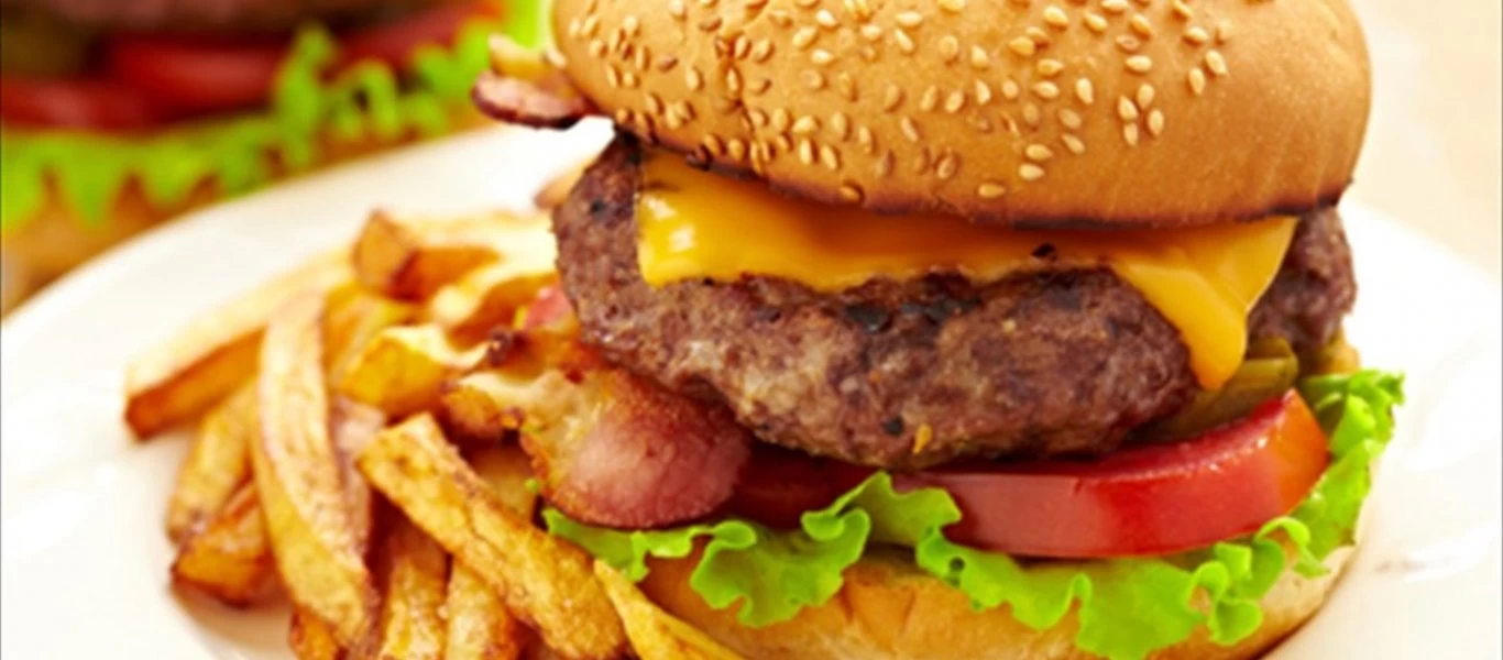 Κριμαία: Το «COVID-Burger» διατήρησε τις... αποστάσεις σε ένα νέο κατάστημα